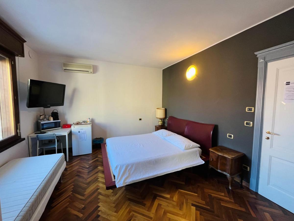 Viale Manzoni Hotel Sassuolo Buitenkant foto